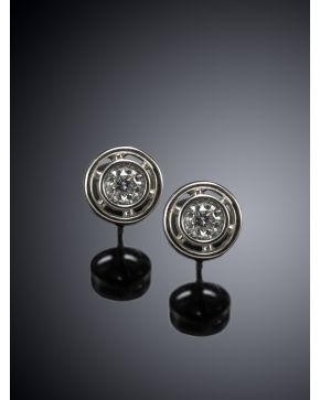 694-PENDIENTES DE DOBLE CHATÓN DE BRILLANTES. Montura de oro blanco de 18k 