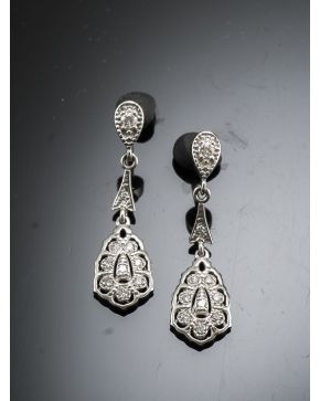 700-PENDIENTES LARGOS DE BRILLANTES. Montura de oro blanoc de 18k. 