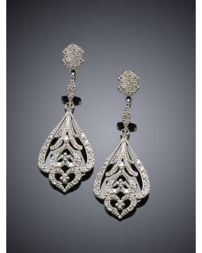 711-ELEGANTES PENDIENTES LARGOS DE BRILLANTES. Montura de oro blanco de 18k.