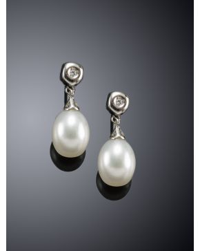 716-PENDIENTES COLGANTES DE BRILLANTES Y PERLA. Montura de oro blanco de 18k.