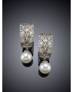 727-PENDIENTES COLGANTES DE BRILLANTES Y PERLAS AUSTRALIANAS. Montura de oro blanco de 18k.