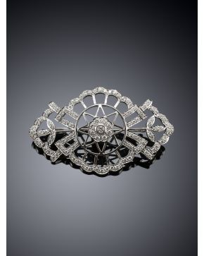 728-ELEGANTE BROCHE DE BRILLANTES. Montura de oro blanco de 18k.