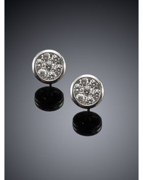 748-PENDIENTES DE BRILLANTES. Montura de oro blanco de 18k.