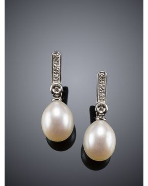 751-PENDIENTES DE PERLAS Y BRILLANTES sobre montura de oro blanco de 18k.