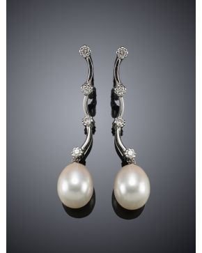 768-PENDIENTES LARGOS DE BRILLANTES CON PERLA PERA. Montura de oro blanco de 18k.