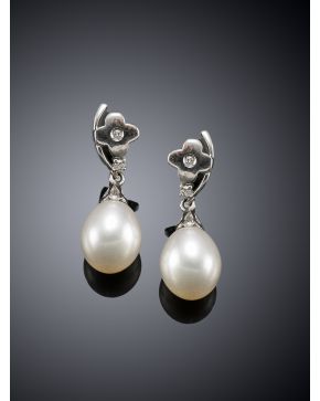 799-PENDIENTES COLGANTES DE BRILLANTES Y PERLA.