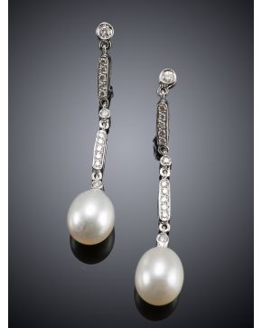 803-PENDIENTES LARGOS CON BRILLANTES Y UNA PERLA PERA. Montura de oro blanco de  18 k.