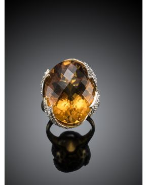 831-SORTIJA CON GRAN CITRINO OVAL DE 14.62 CTS CON DECORACION DE DIAMANTES. sobre montura de oro amarillo de 18k. 