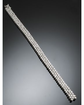 835-DELICADO BRAZALETE DE TRIPLE HILERA DE CHATONES DE BRILLANTES. Montura de oro blanco de 18k.