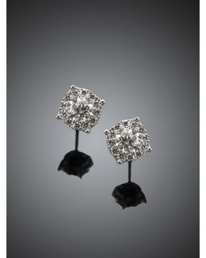 842-CLÁSICOS PENDIENTES DE BRILLANTES.Montura de oro blanco de 18k. 