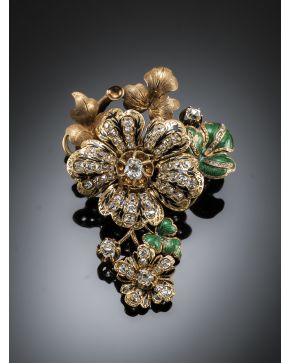 875-BROCHE ANTIGUO DE DIAMANTES TALLA ANTIGUA EN FORMA DE FLOR CON DETALLES EN ESMALTE VERDE. sobre montura de oro amarillo de 18k.