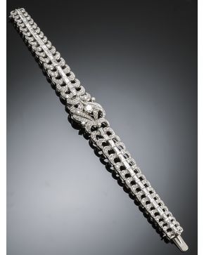 897-PULSERA DE DIAMANTES EN TALLA BAGUETTES Y BRILLANTES. Montura de oro blanco de  18k. 