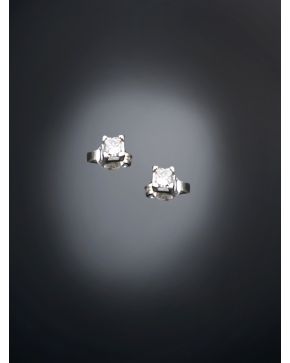 915-PENDIENTES DORMILONAS DE DIAMANTES TALLA PRINCESA.. Montura de oro blanco de  18k. 