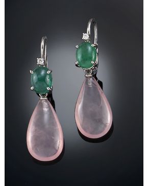 921-DELICADOS PENDIENTES CON UN BRILLANTE CON CABUJÓN DE ESMERALDA Y CUARZO ROSA. Montura de oro blanco de 18k.