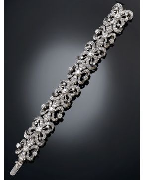 928-ELEGANTE PULSERA DE DIAMANTES TALLA BRILLANTE CON FORMAS VEGETALES. Montura de oro blanco de 18 k. 