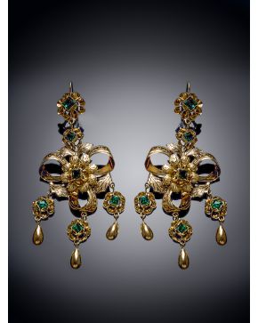 93-PENDIENTES COLGANTES ISABELINOS DE ORO DE 18K Y CRISTALES VERDES DE ÉPOCA.