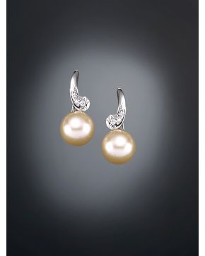 930-PENDIENTES DE PERLAS Y BRILLANTES SOBRE MONTURA DE ORO BLANCO DE 18K.