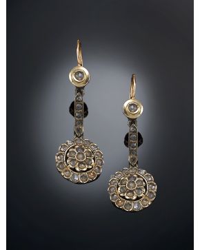 933-PENDIENTES ANTIGUOS COLGANTES CON ROSETÓN DE DIAMANTES.Montura de oro amarillo de 18k.