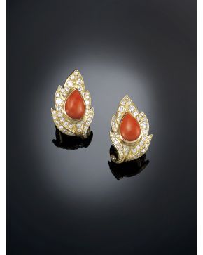 936-PENDIENTES EN FORMA DE HOJA CON UN CABUJÓN CENTRAL DE CORAL CUAJADO DE BRILLANTES. Montura de oro amarillo de 18k.