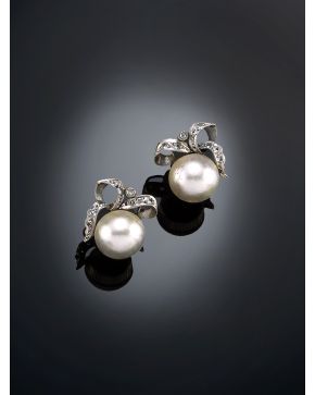 946-PENDIENTES ANTIGUOS DE PERLA MABÉ CON DECORACIÓN DE BRILLANTES TALLA ANTIGUA SOBRE MONTURA DE ORO AMARILLO DE 18 K. 