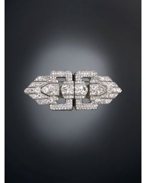 948-EXQUISITO BROCHE DE DOBLE CLIP CON DOS DIAMANTES CENTRALES TALLA BRILLANTE DE 1.85 cts.apróx Y 1.80cts.apróx respectivamente. CON UN DISEÑO GEOMÉTRICO