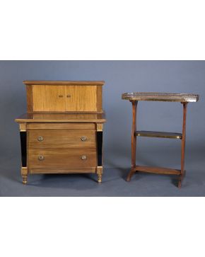 501-Pequeño mueble auxiliar estilo imperio en madera tallada. ebonizada y dorada con parte superior de doble puerta y dos cajones inferiores flanqueados p