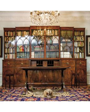 1053-Gran librería inglesa. s. XIX. en madera de caoba. Cuerpos escalonados. con puertas superiores acristaladas decoradas con molduras en madera formando 