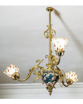 593-Lámpara de techo de tres luces. C. 1900. en bronce dorado y porcelana esmaltada con decoración floral y tulipas en opalina. 