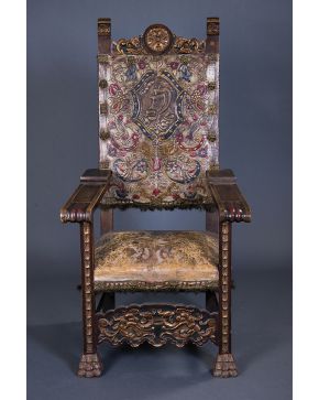 830-Sillón español estilo Renacimiento. c. 1900. En madera tallada. policromada y dorada. Sobre patas de garra. con labor de guadamecí en respaldo y asien