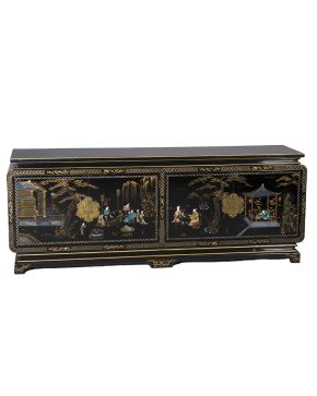 448-Mueble aparador estilo oriental en madera lacada en negro con decoraciones en dorado y representación de escenas cotidianas. Lacado en rojo al interio