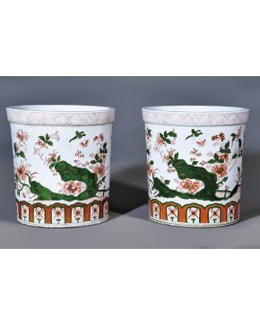 1164-Pareja de grandes maceteros estilo oriental en cerámica esmaltada con decoración floral y geométrica.