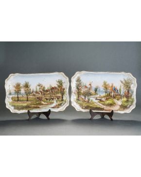 711-Pareja de bandejas en porcelana francesa. ff. s. XIX.