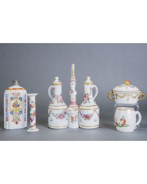 901-Lote en en vidrio opalina blanco de la Granja. c. 1800. Formado por vaso de barrilete con decoración esmaltada de escena pastoril y exquisito azucarer