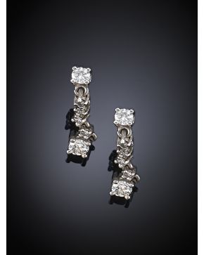 121-PENDIENTES COLGANTES DE LÍNEA DE BRILLANTES. Peso total de los brillantes: 0.60 ct.aprox. Montura de oro blanco de 18 k.