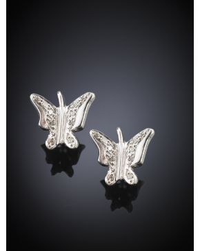 156-PENDIENTES MARIPOSAS CUAJADAS DE BRILLANTES. 20 BRILLANTES 0.13CT. Montura sobre oro blanco de 18 k.