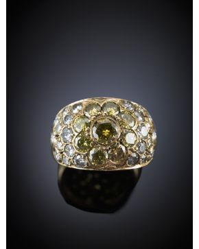 218-SORTIJA BOMBÉ CUAJADA DE BRILLANTES BLANCOS Y FANCY YELLOW. CALIDAD EXTRA. Peso total aproximado 3.5 ct. Montura en oro amarillo de 18 k.