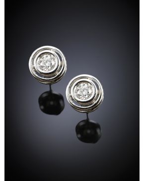 235-PENDIENTES DE BRILLANTES EN CHATÓN. Montura de oro blanco de 18k. Peso total de los brillantes: 0.30 ct. aprox.