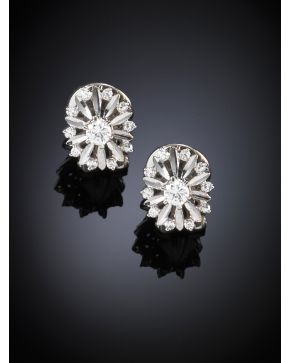 257-228. PENDIENTES DE BRILLANTES EN FORMA DE FLOR. Montura de oro blanco de 18k. Peso total de los brillantes: 0.52 ct. aprox