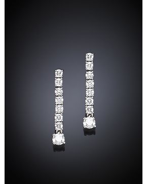 268-PENDIENTES LARGOS DE BRILLANTES.Montura de oro blanco de 18k. Peso de los brillantes 0.72ct.