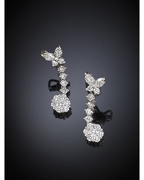 269-PENDIENTES COLGANTES DE BRILLANTES EN FORMA DE MARIPOSA.Montura en oro blanco de 18k.