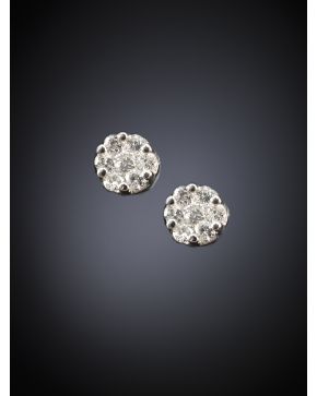 286-PENDEINTES DE CHISPITAS DE BRILLANTES EN FORMA DE FLOR. Montura de oro blanco de 18 k. Peso total de los brillantes: 0.60 ct.aprox.