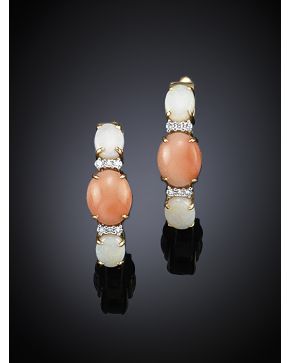 304-PENDIENTES CRIOLLAS DE CORAL Y ÓPALOS sobre montura de oro amarillo de 18k. 