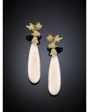 307-PENDIENTES DE LÁGRIMA DE CORAL PIEL DE ÁNGEL Y BRILLANTES sobre montura de oro amarillo de 18k.