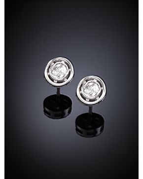 314-222. PENDIENTES DE BRILLANTES EN CHATÓN. Montura de oro blanco de 18k. Peso total de los brillantes: 0.60 ct. aprox.