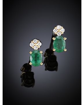 328-PENDIENTES DE ESMERALDAS DE 0.90 ct. Y BRILLANTES DE APROX. 0.12 ct. 