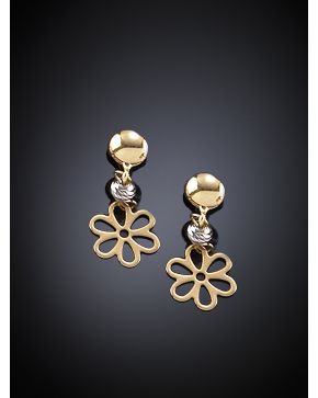 330-PENDIENTES EN FORMA DE FLOR. Oro bicolor de 18k.