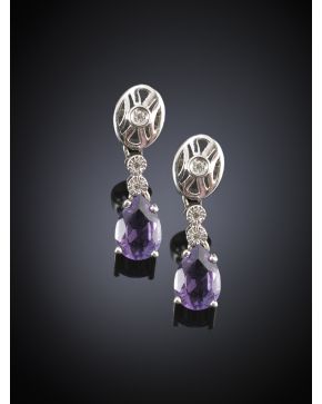 342-BELLOS PENDIENTES COLGANTES DE AMATISTA DECORACO CON CHISPITAS DE BRILLANTES. Montura de oro blanco de 18 k.