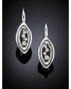 355-PENDIENTES EN FORMA DE VAINA DECORADOS CON BRILLANTES. Montura de oro blanco de 18 k. Peso total de los brillantes: 0.24 ct.aprox.