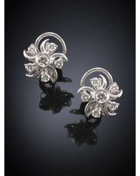 388-PENDIENTES DE BRILLANTES EN FORMA DE FLOR. Montura de oro blanco de 18k. Peso total de los brillantes: 0.60 ct aprox.