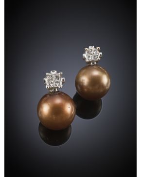 406-PENDIENTES DE PERLAS AUSTRALIANAS BROWN DE 8 MM. DE DIAMETRO DECORADOS CON PEQUEÑOS DIAMNATES EN LA PARTE SUPERIOR. Montura en oro blanco de 18 k. 